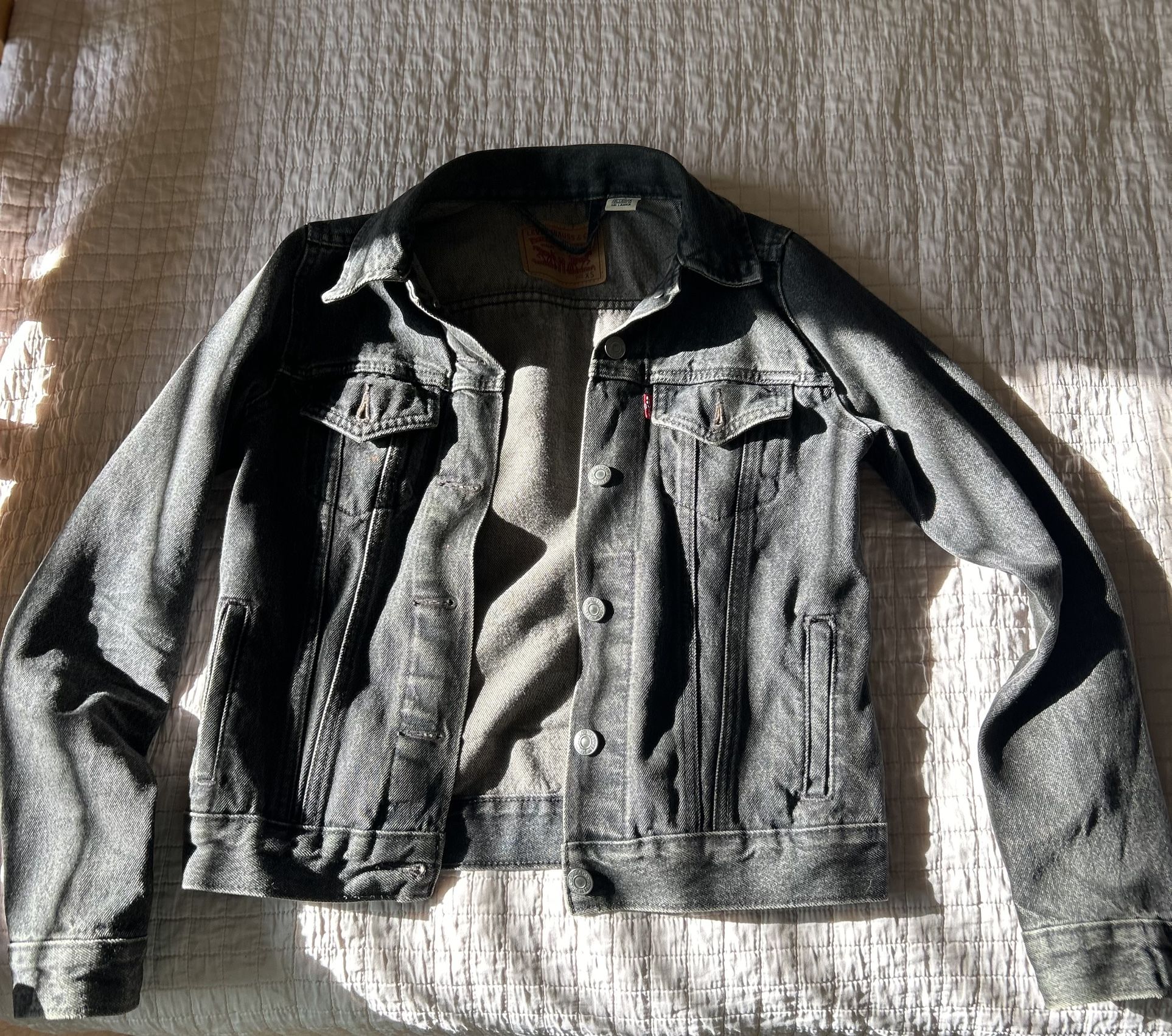 Black Levi’s Denim Jacket XS