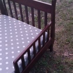 wood frame toddler bed 