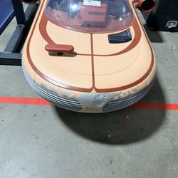 This is a Radio Flyer Star Wars Luke Skywalker's Landspeeder 12V ride-on toy. 