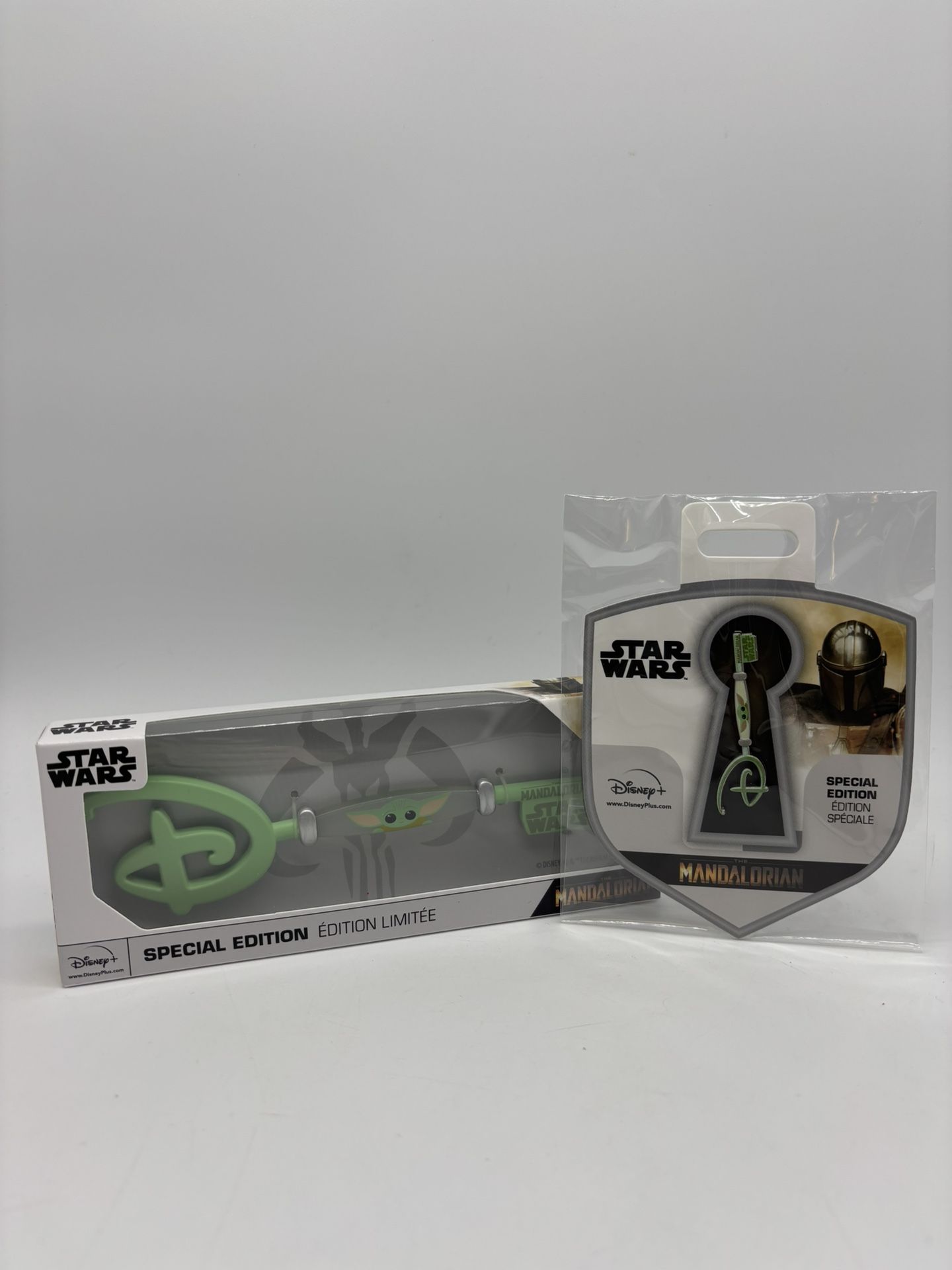 Disney Store STAR WARS The Mandalorian THE CHILD Baby Yoda Special Key + Pin