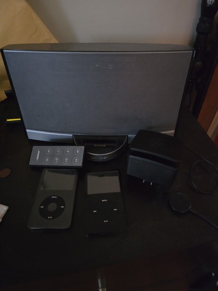 Bose Bose Sound Dock & 2 Ipods.