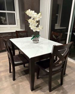 Beautiful dinning table with 4 chairs