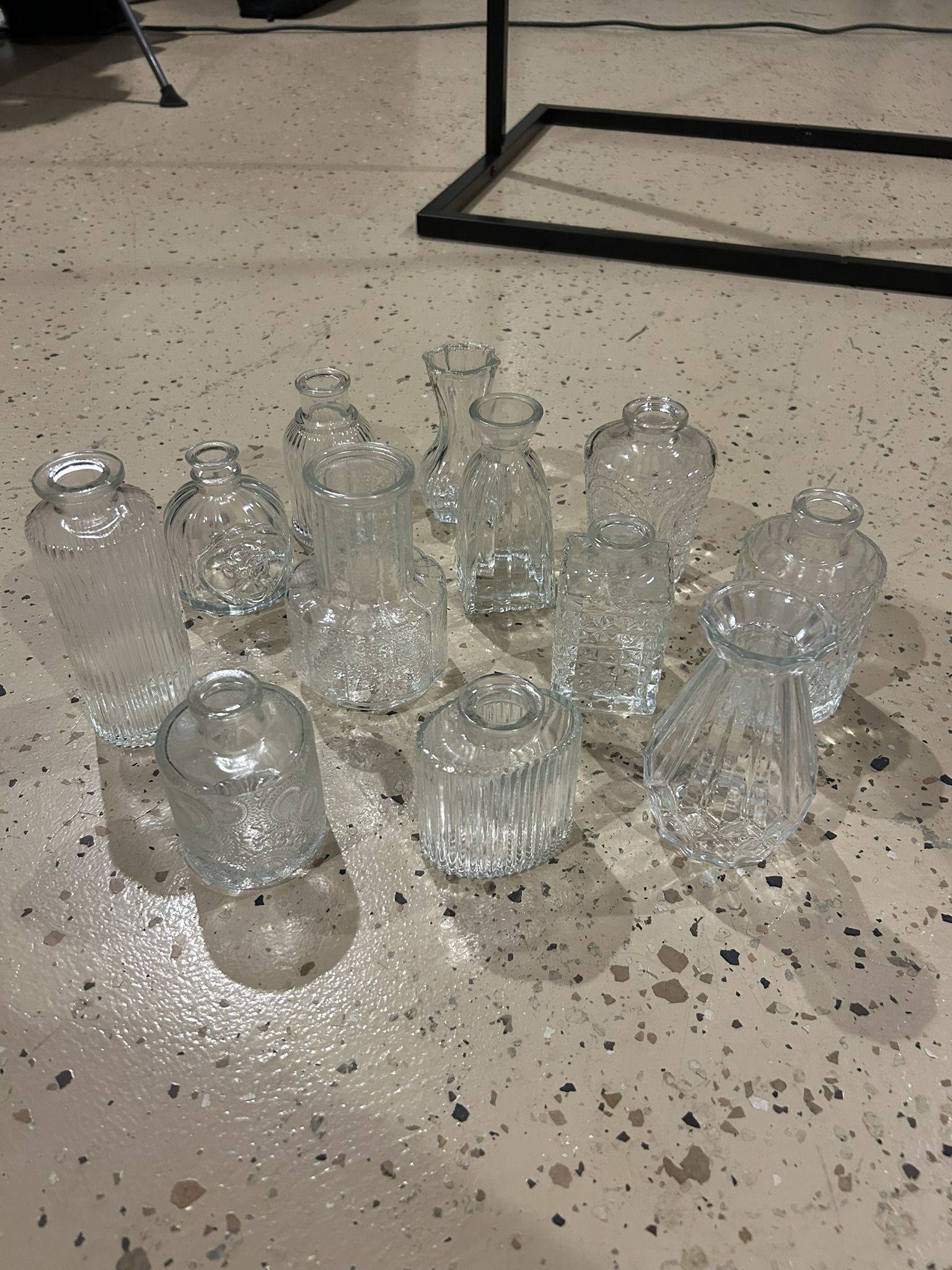 small clear bud vases various sizes great for wedding