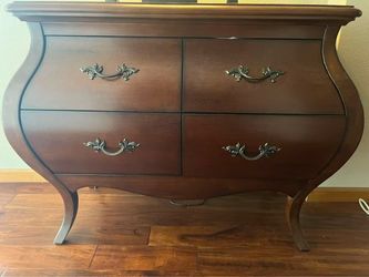 Elegant Cherry Wood 4-Drawer Dresser