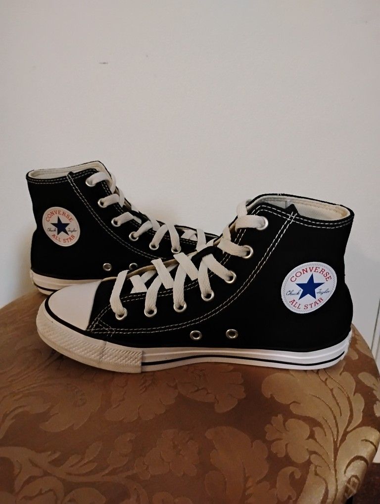Very Nice Big Kids Black And White Converse Size (3) Located In Reedley 