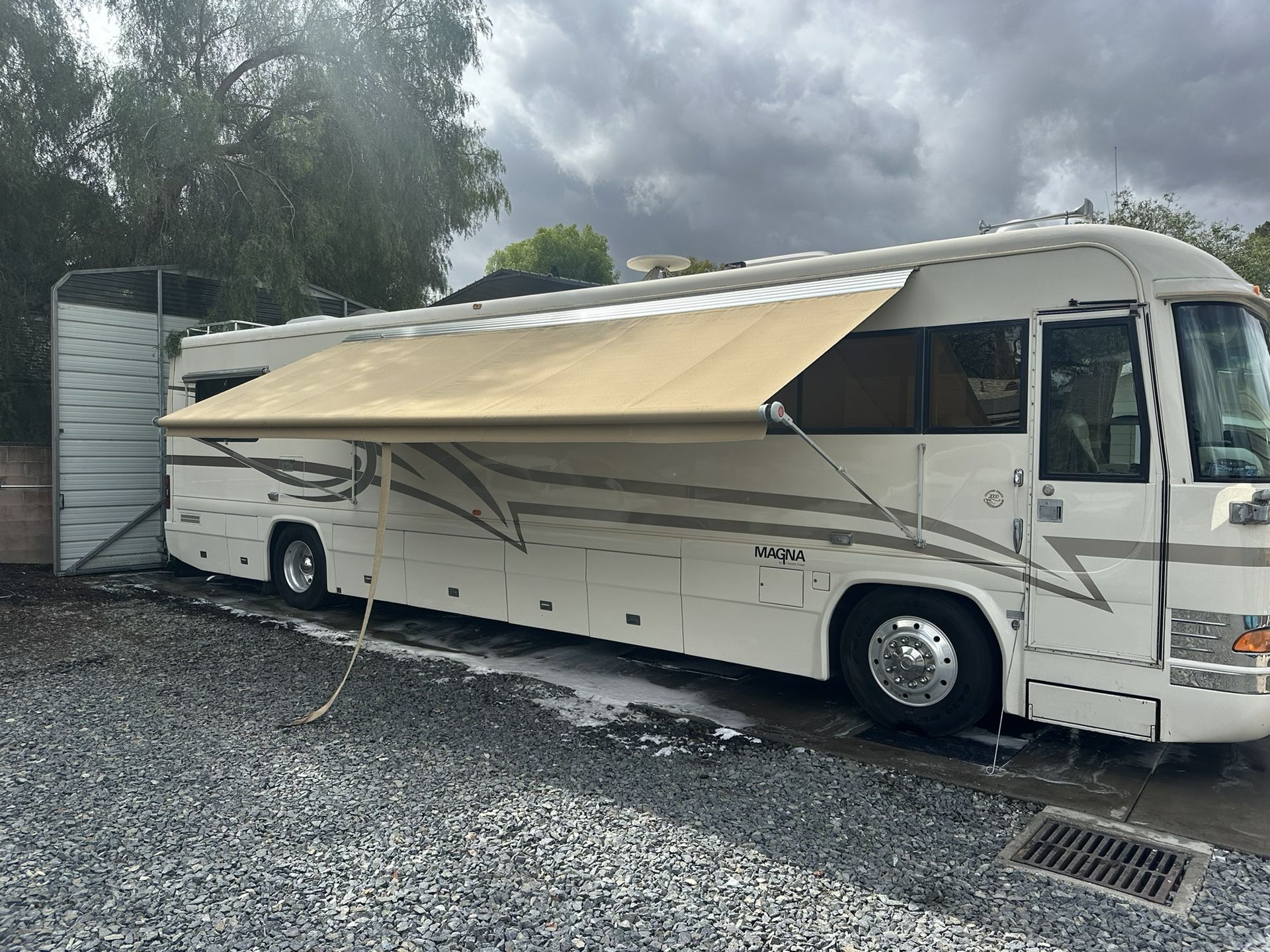 2000 Country Coach Magna Millennium 40