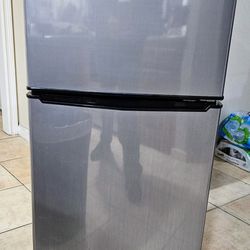 Whirlpool Mini-Refrigerator 