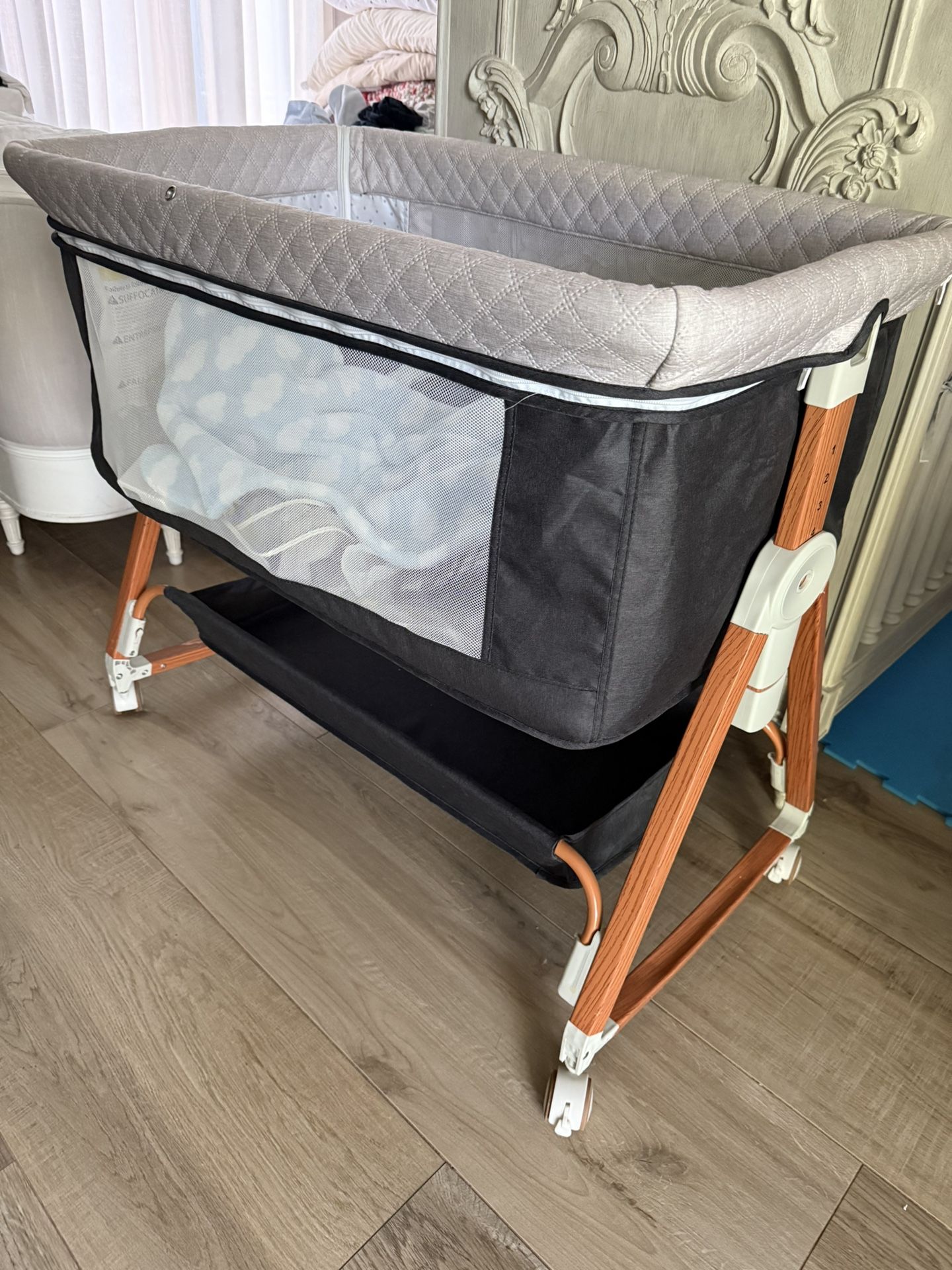 Rolling Baby Crib Bassinet + Mattress / Adjustable Height And Storage