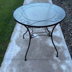 Beautiful Glass Table In Good Condition