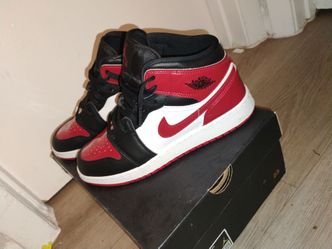 Air Jordan 1 Mid Bred Toe Sneakers
