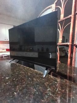 Vizio 32" Full HD Flat Screen Smart TV with Stand and power supply