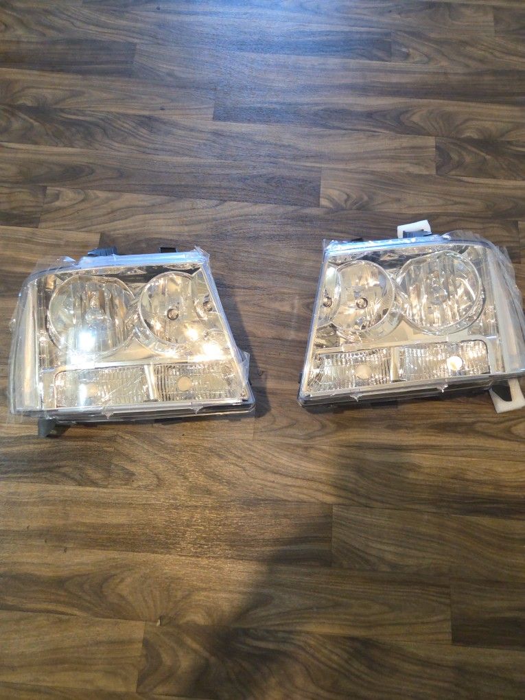 07 -14 Chevy Tahoe Or Suburban Headlights
