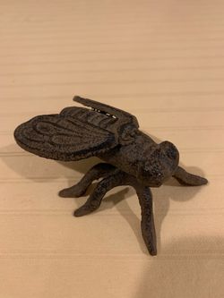 Metal bee decor