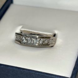 10k White Gold Ring With Diamonds 