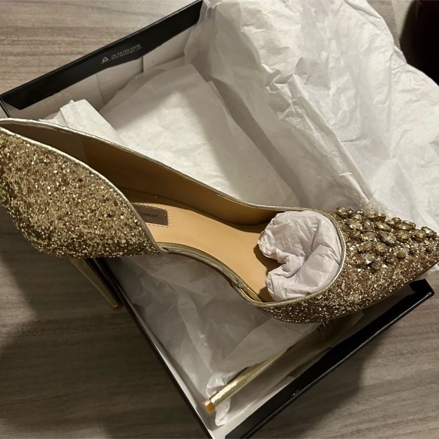 BRAND NEW, beautiful gold stiletto Original box, Women’s gold pumps size 11!