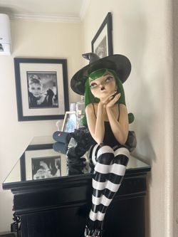 Bella Lux Halloween witch