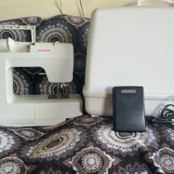 Singer Sewing Machine  Scholastic 6510 “Few Used” 