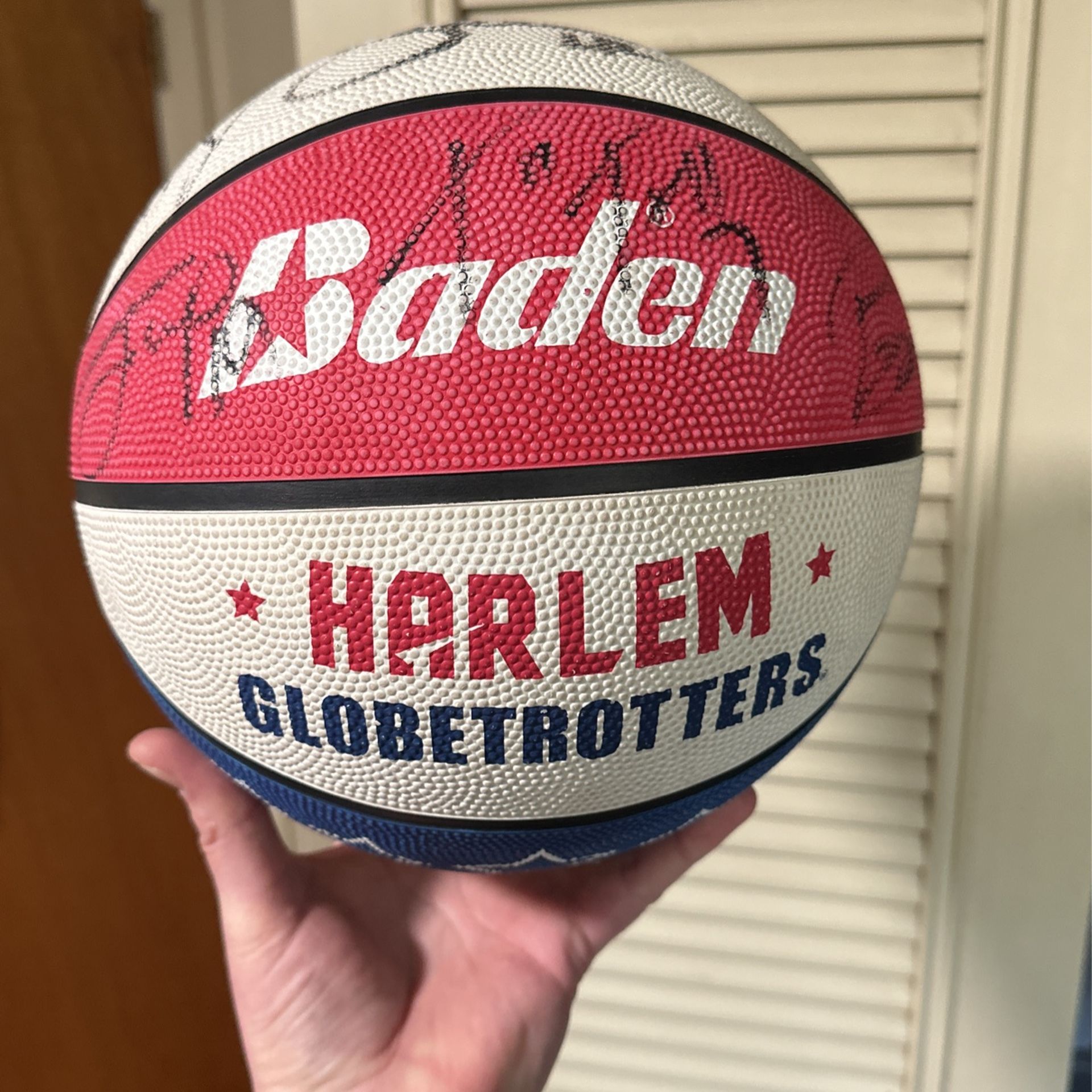 2023 Harlem Globe Trotters 2023 Autographed Ball