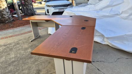 4 Large office desks (bundle)