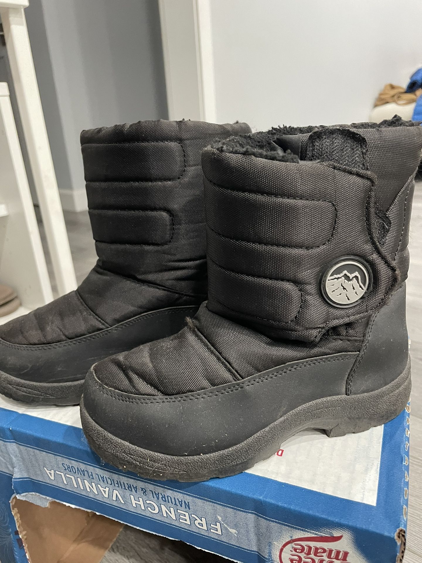 Kids Size 2 Winter Boots