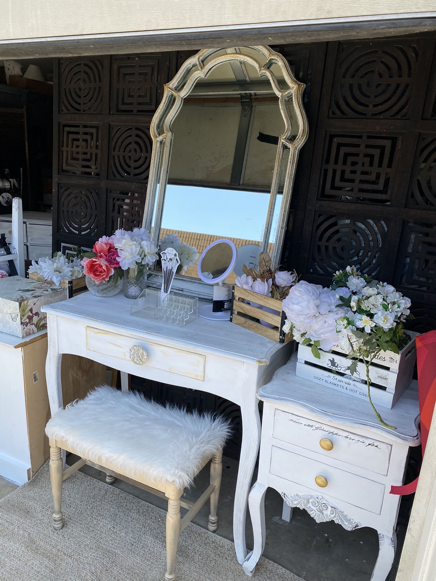 Beautiful. 4 Piece Desk/ Vanity Set, Wood