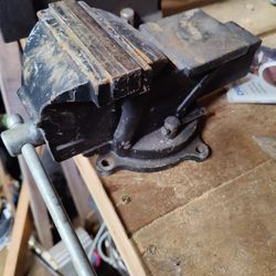 4 Inch Bench Vice With Swivel And Pipe Jaws 