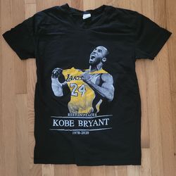 🔥 Kobe Bryant Lakers “Rest In Peace” T-Shirt (Size Medium) Jersey 💜💛 RIP Black Mamba