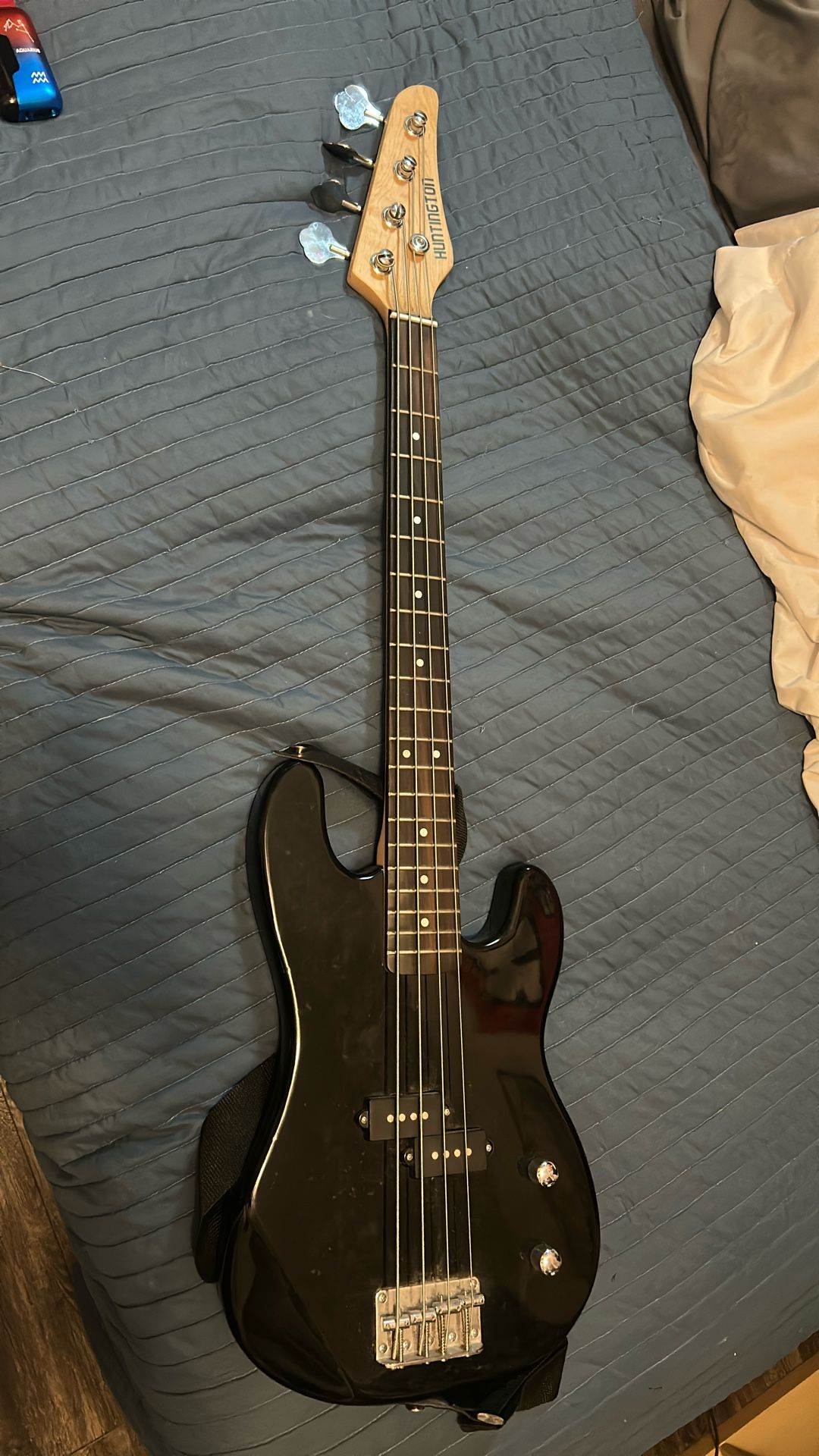 Huntington GB34- BK Phoenix Wood Body Maple Neck Short Scale 4 String Electric Bass Guitar