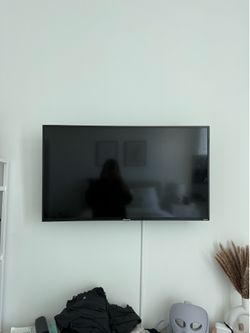 Used 32 in Hisense Smart tv - PICKUP BRICKELL MIAMI