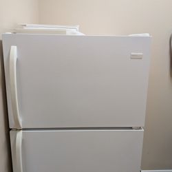 Frigidaire Top-Freezer Refrigerator