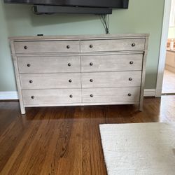 Pottery Barn 8-Drawer Dresser – $450 OBO 📍 St. Louis