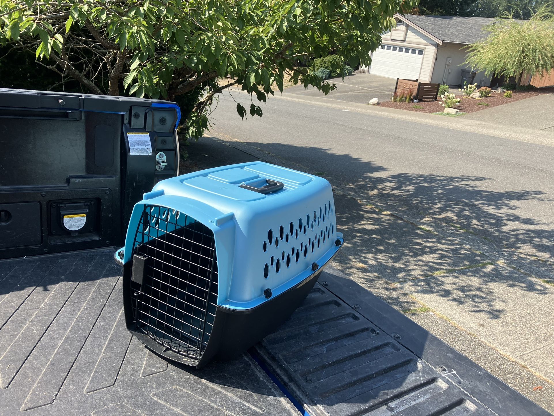 Small Dog Cat Rabbit Bunny Kennel Crate Carrier Like New 24" L by 14” W by 14” H