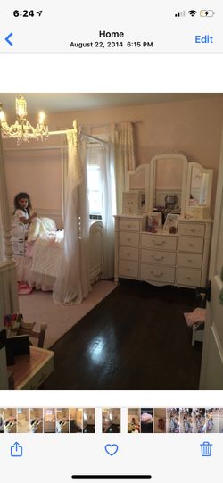 Dresser with tri fold mirror/ antique white