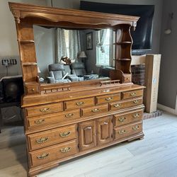 Beautiful Maple Dresser w/Mirror