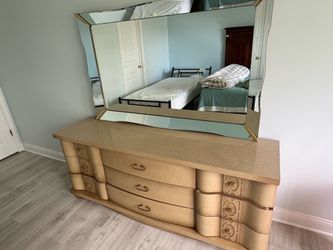 Dresser with Mirror MUST GO