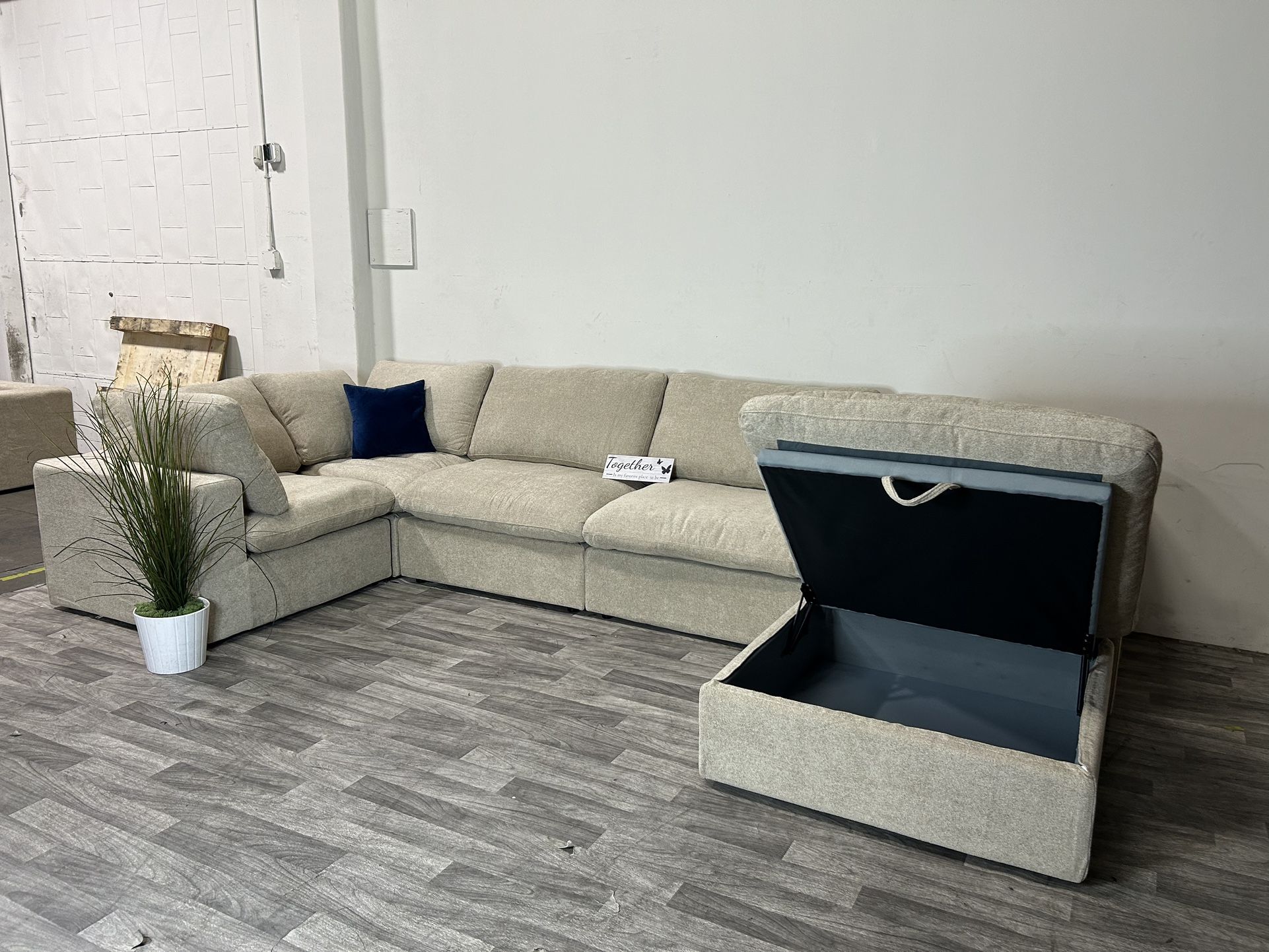 BRAND NEW IN BOX! Biege 6 Piece CLOUD Modular Sectional Couch (FREE DELIVERY 🚚)