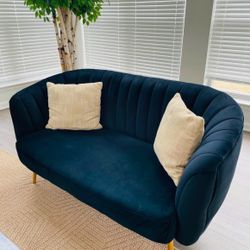 Whole Living Room Set Comes All Together And Good Condition
