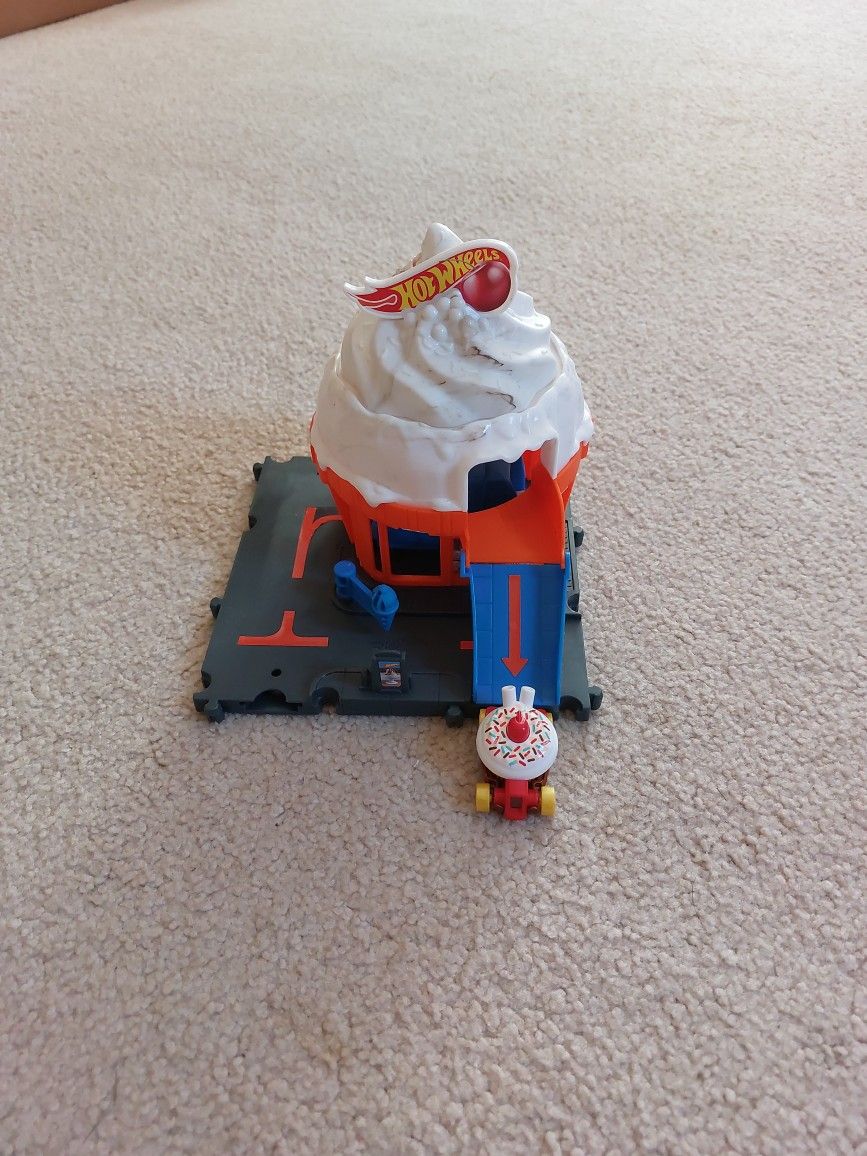 Hot Wheels Cupcake Store