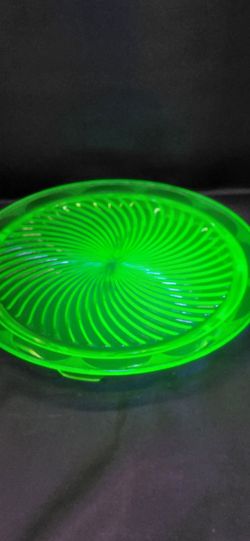 Beautiful Vintage Footed Anchor Hocking Spiral Uranium Depression Glass 10" Cake Platter