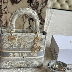 2025 Dior Women's Handbag - Embroidered Jacquard Pattern - Embroidered Princess Casual Crossbody Bag - 24*20cm