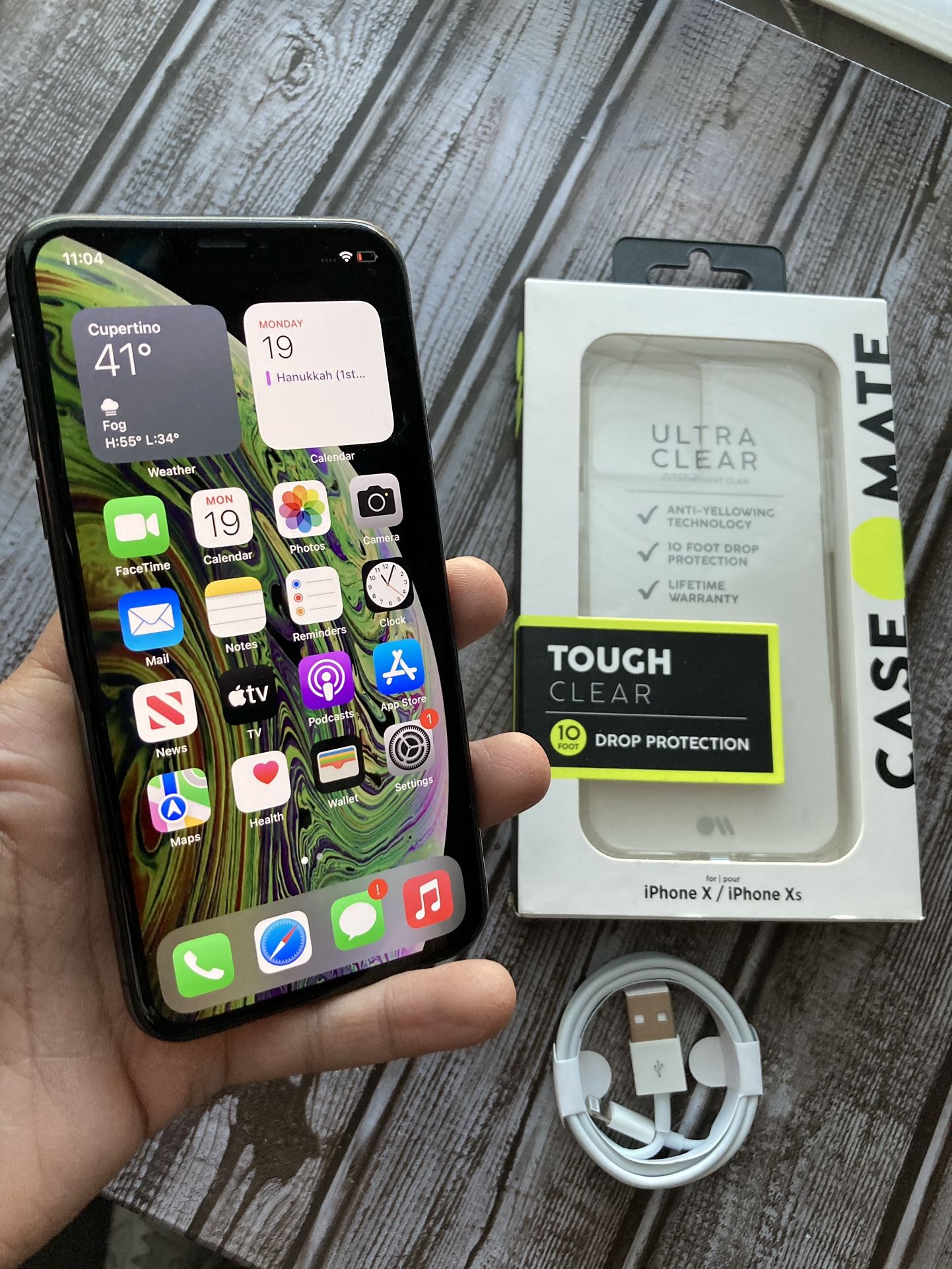 iPhone XS. Like New And Unlocked! No Tax free Case And Free Charger!