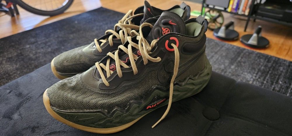 Size 10 NIKE SHOES