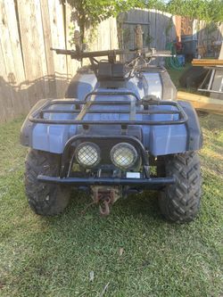 Suzuki 4x4 cinco velocidades alta y baja los frenos nesesita ajuste y la pila nesesita remplaza tiene motor 500cc