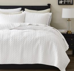 palassio White 100% Cotton Quilt California Cal King Size Bedding Sets with 2 Pillow Shams, Textured Oversized Lightweight Bedspread Shabby Chic Cover