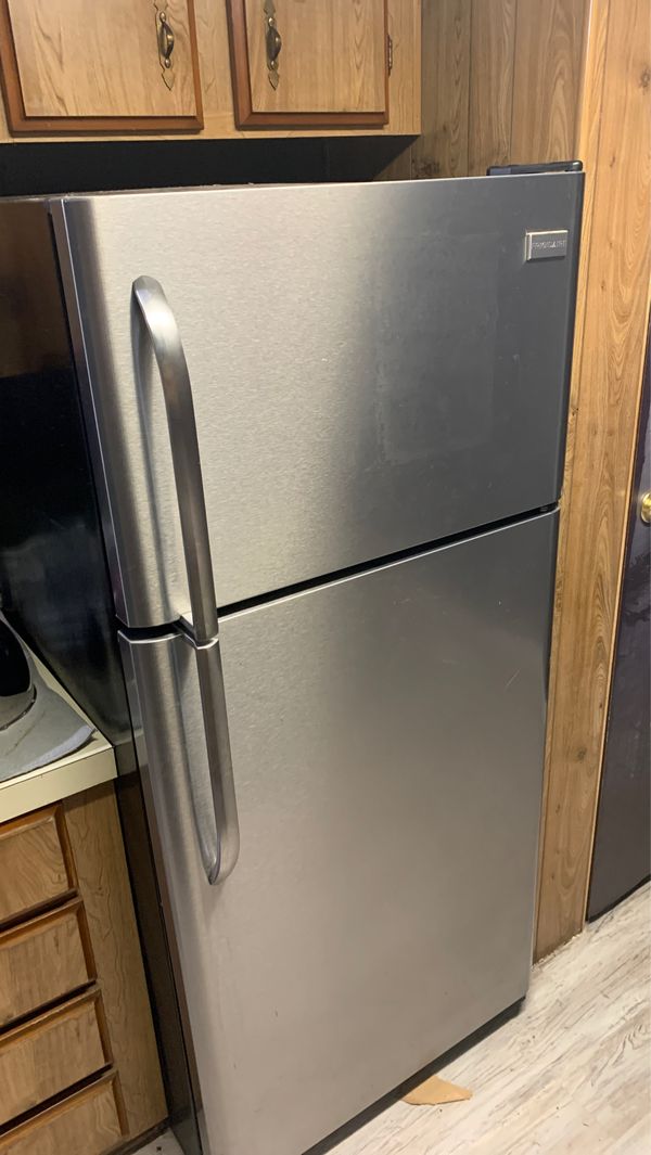 Free fridge still works must pick up ready for pick up on 6/13 for Sale