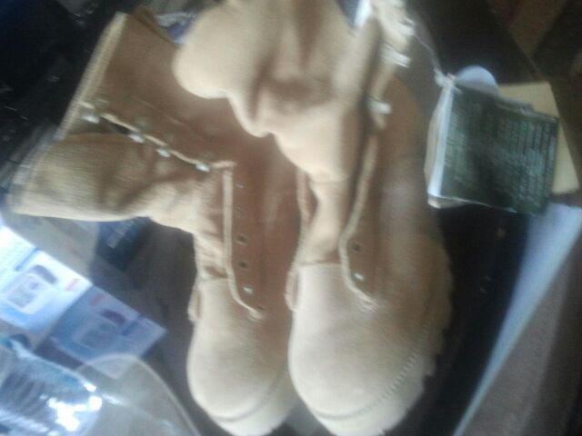 https://offerup.com/redirect/?o=bmV3LmJvb3Rz Army women size 4-5w