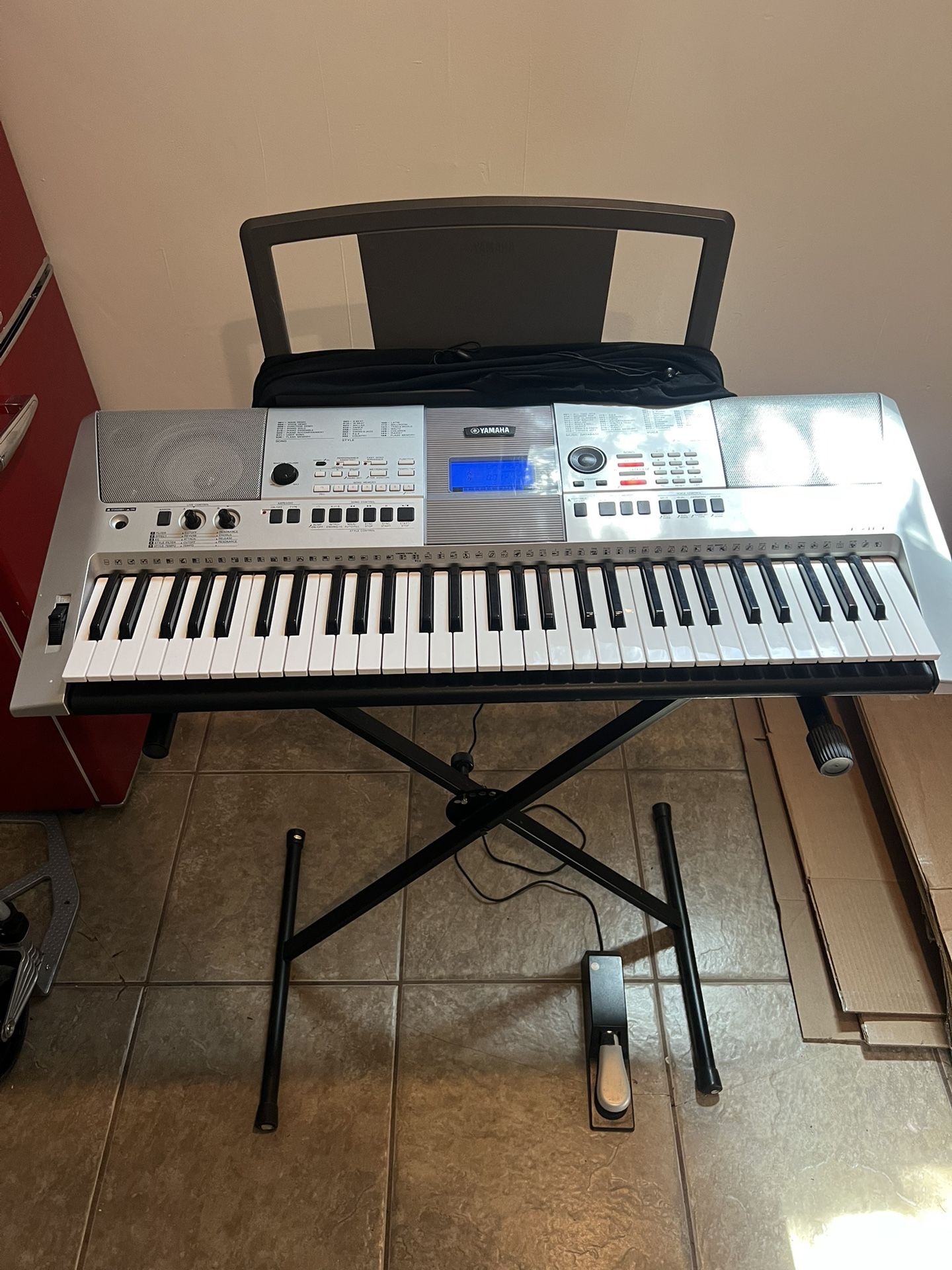 61 key Yamaha PSR E413 Keyboard - MIDI, Sustain Foot Pedal, Stand, Cover - batteries not included
