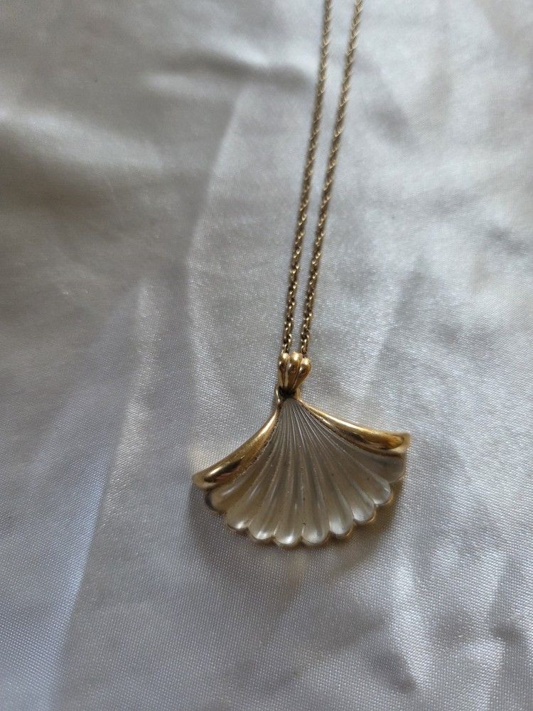 Avon Vtg. Scalloped Deco Shell Necklace 18" Chain