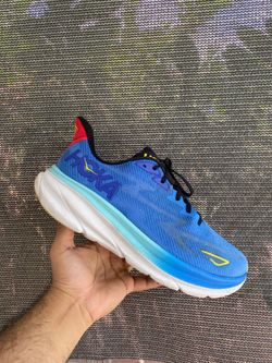 HOKA Clifton 9 running shoes in Virtual Blue/Cerise.