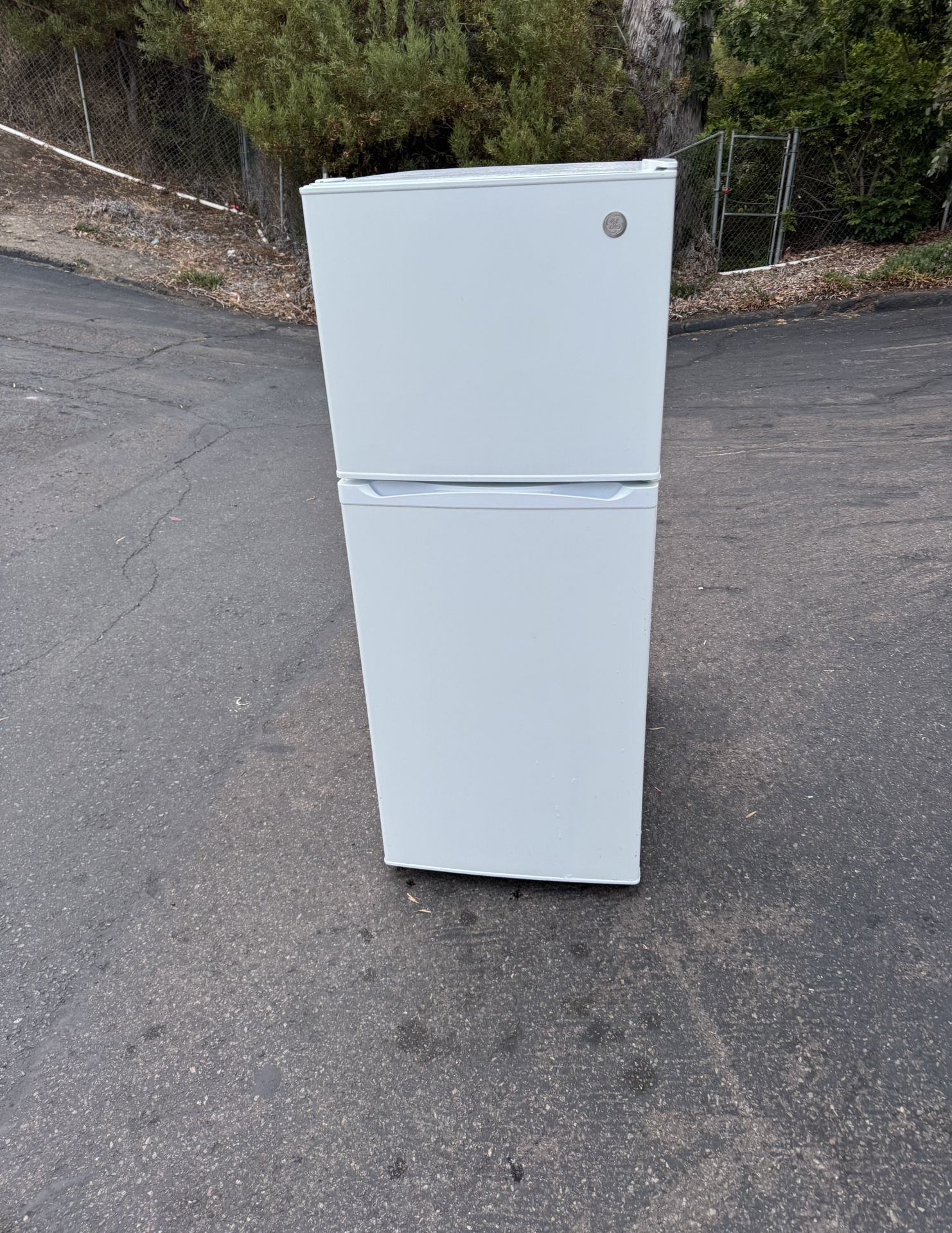 Studio Size 11.6 Cubic General Electric Refrigerator Fridge With Freezer Free Local Delivery/30 Day Warranty
